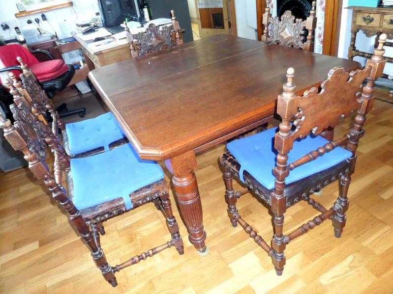 A MID-VICTORIAN MAHOGANY EXTENDING DINING TABLE.