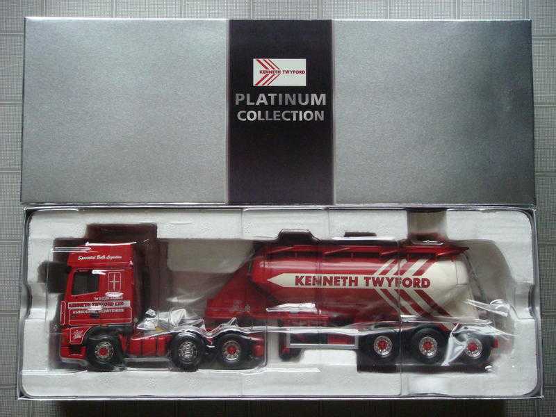 A New Mega Rare CORGI MODERN DAF KENNETH TWYFORD LTD CC13236 (A PLATINUM MODEL ONLY 600 MADE)