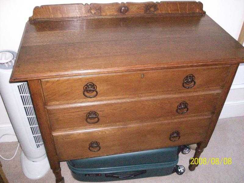 A SOLID OAK CHEST OF DRAWERS - EXCELLENT CONDITION