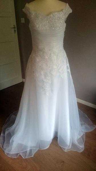 A stunning A-line Full Wedding Gown size 1012 amp 1214