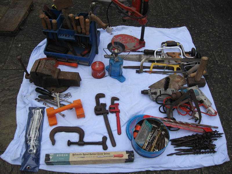 A wide selection of tools drills vice etc see pictures