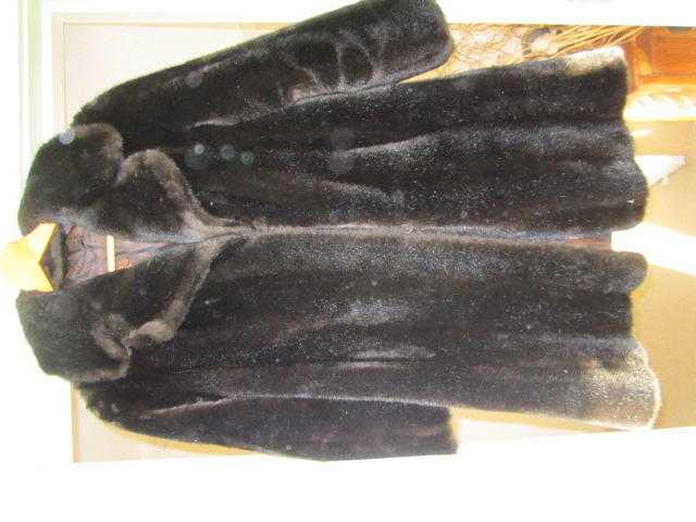 Absolutely stunning fake faux fur coat in brown mink design. Immaculate condition - made in France