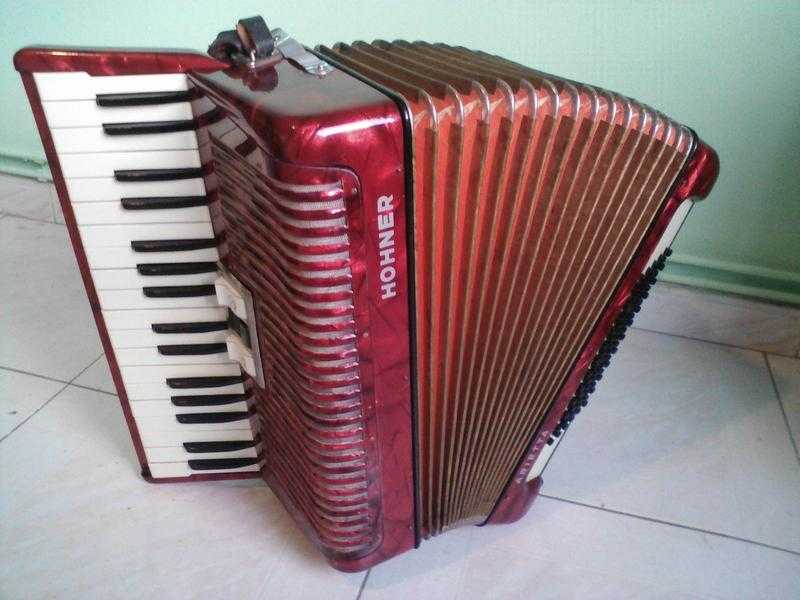 Accordion Hohner Arietta of 72 bass buttons