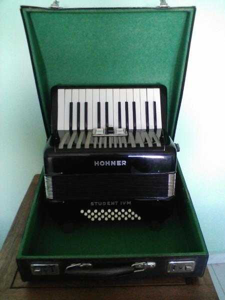 Accordion Hohner Student IV of 32 bass buttons