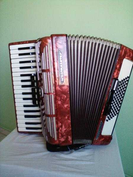 Accordion Weltmeister Seperatto of 72 bass buttons