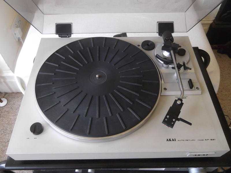 AKAI AP-B21C auto-return stereo turntable with Audio Technica magnetic cartridge