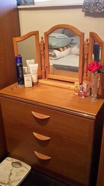 ALSTON CHEST OF DRAWERS WITH FREE-STANDING MIRROR