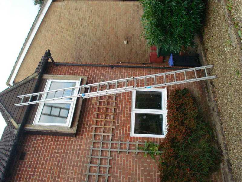 Aluminium double extension ladder