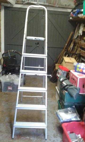 Aluminium step ladder