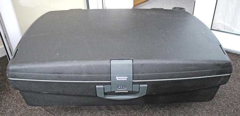 American Tourister Suitcase large with wheels and combination lock