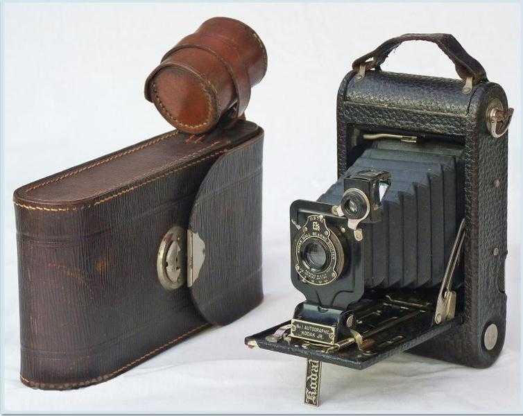 Antique camera. As used in WW 1.