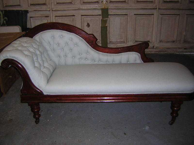 ANTIQUE MAHOGANY CHAISE LONHUE