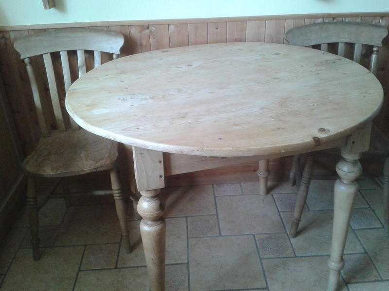 Antique Pine Kitchen Table, Round with 2 Chairs