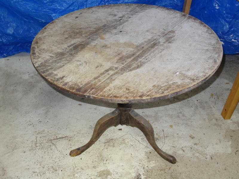 Antique table, small round and top tips