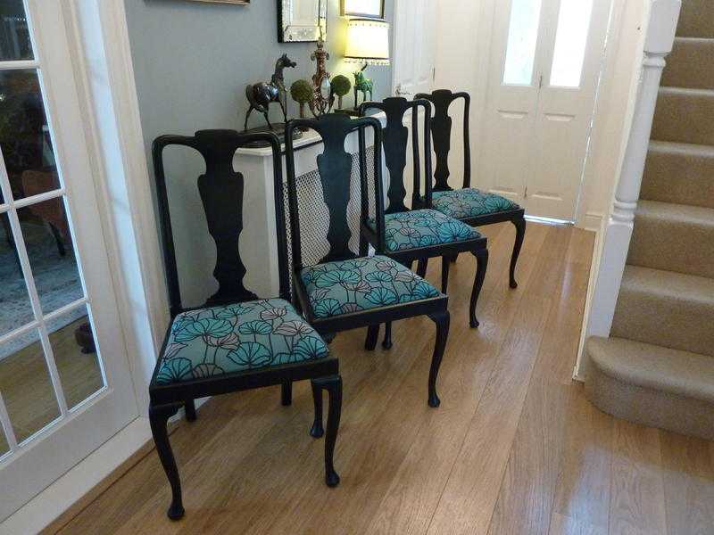 Antique with modern look queen Anne chairs, strong fab set of 4 chairs.