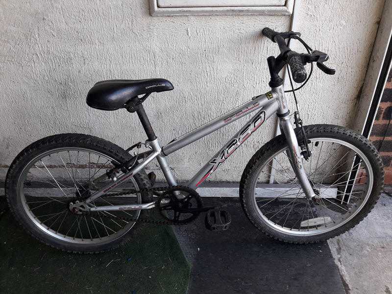 Apollo BMX Bike. 20 inch wheels. (Suit 6 yrs to 11 yrs).