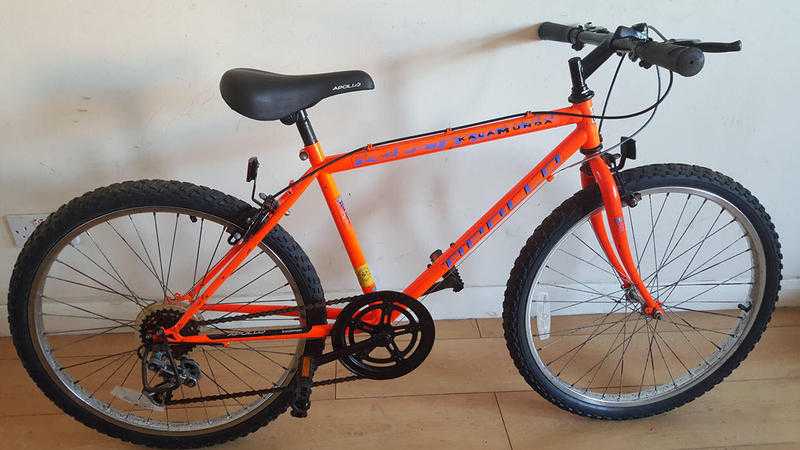 Apollo Kalamunda Teenagers Bike. 5 speed. 24 inch wheels (Suit 9 yrs to 12 yrs).