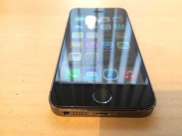 Apple iPhone 5S 64GB Space Grey Unlocked, Great Condition