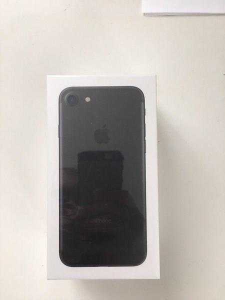 Apple iPhone 7 black 32gb Unlocked (Still availible)