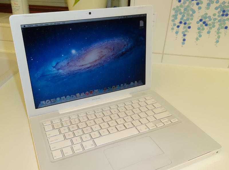 APPLE MACBOOK LAPTOP. Mint Condition