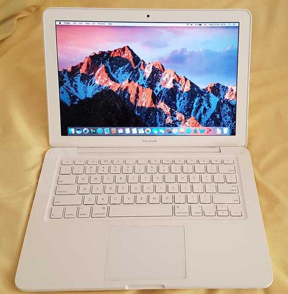 APPLE MACBOOK Laptop. White.