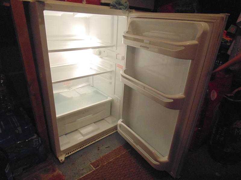 ARISTON INTEGRATED LARDER FRIDGE