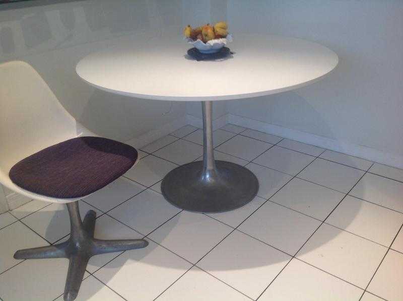 Arkana circular table and 6 swivel chairs