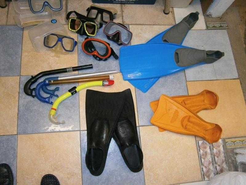 ASSORTED SNORKLES, FINS AND MASKS.