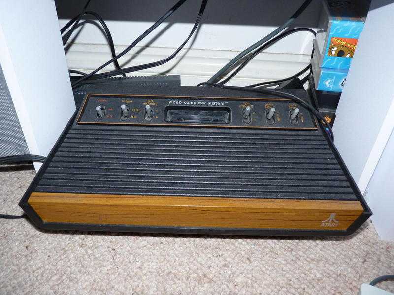 Atari 2600, 1 joystick, games and WORKING