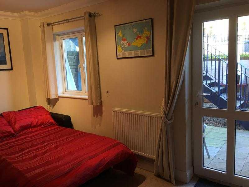 Attractive double en-suite room to rent in family home.