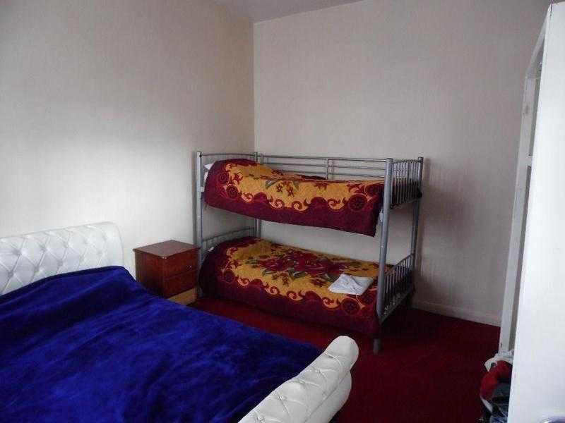 Available now, Fully Furnished large triple room,En Suite to Let in Central Brighton