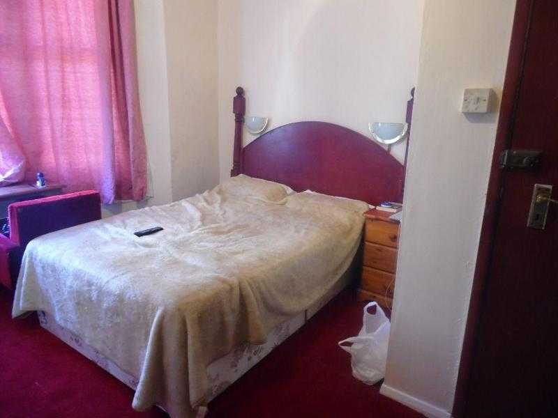 Available now, Fully Furnished Single room to Let in Central Brighton, Minutes Walk to Churchill Sq