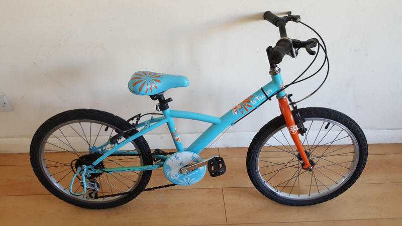 B Twin Girls bike - 20 inch wheels. (Suit age 8 to 12 years).