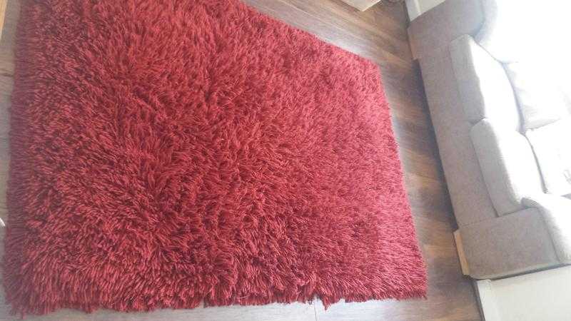 BARGAIN - LOUNGEBEDROOM RED RUG FOR SALE