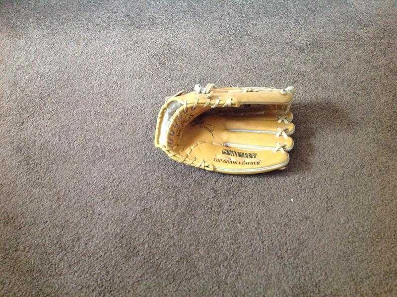 BASEBALL GLOVE