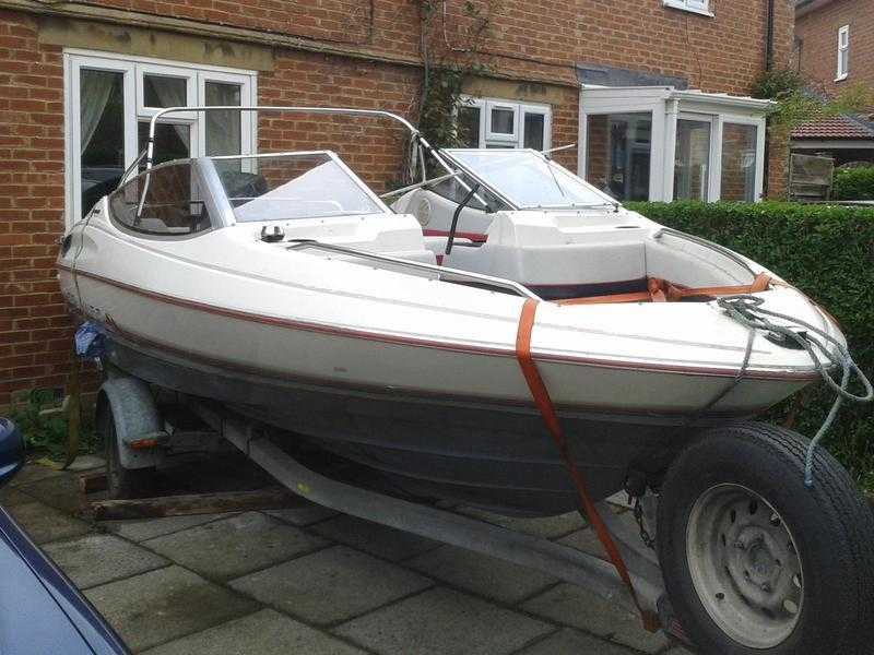 Bayliner Capri speed boat.