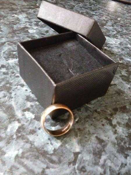 B.Bros Gents  Ladies 9ct Gold Wedding Ring (Hallmarked 9-.376 D)SIZE-O
