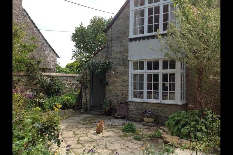 Beautiful 2 double bed Cotswold cottage situated in quiet village
