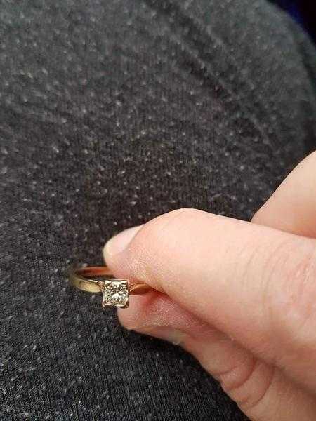 Beautiful 9ct gold ring with a 0.25ct princess cut diamond