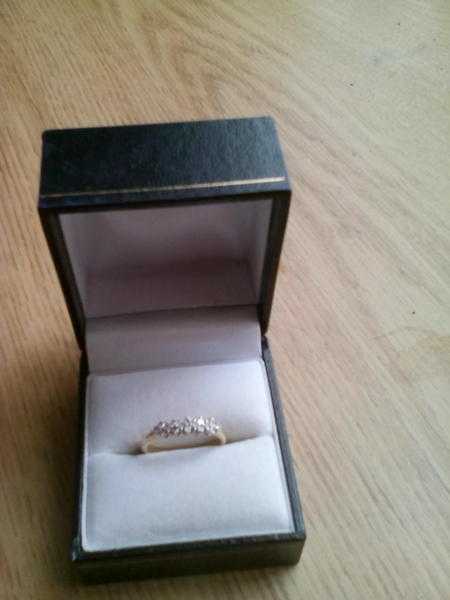 BEAUTIFUL 9CT GOLD RING WITH DIAMONDS