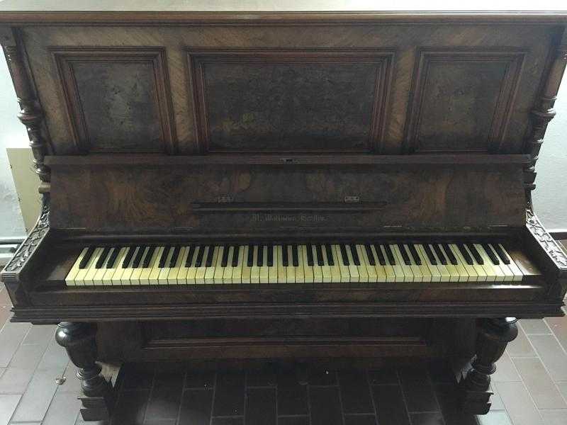 Beautiful antique piano built in 1902 for sale