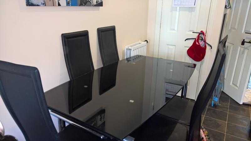 BEAUTIFUL BLACK GLASS DINING TABLE