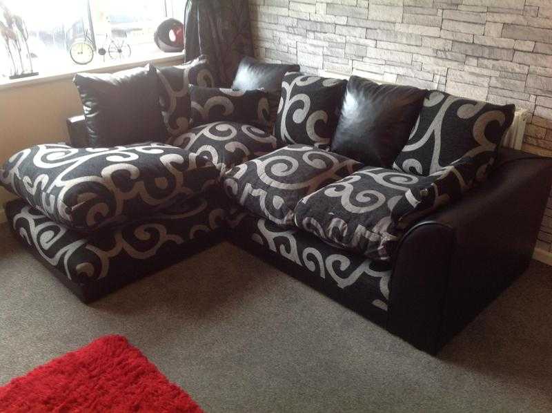 BEAUTIFUL CORNER SOFA