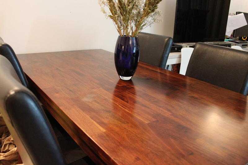 Beautiful dark-wood dining table (180x90) and four chairs