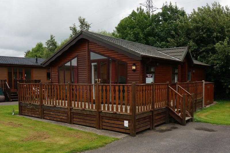 Beautiful lodge on a 5 park just on the edge of the lakes