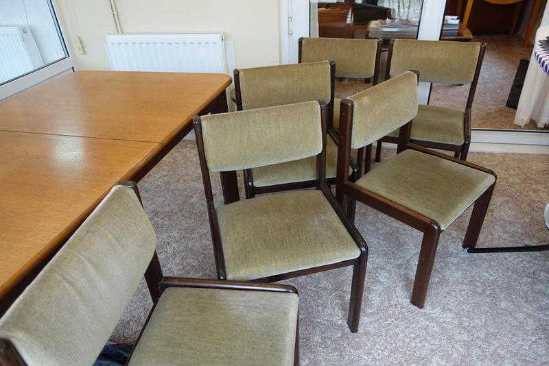 Beautiful Retro-style Dining Table with 6 comfy chairs