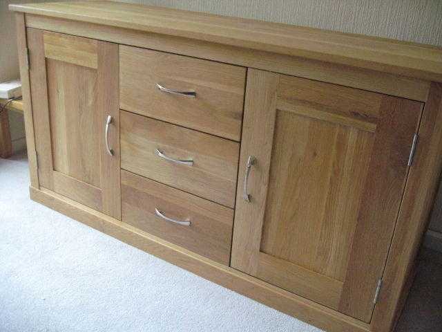 BEAUTIFUL SOLID OAK SIDEBOARD - AS NEW