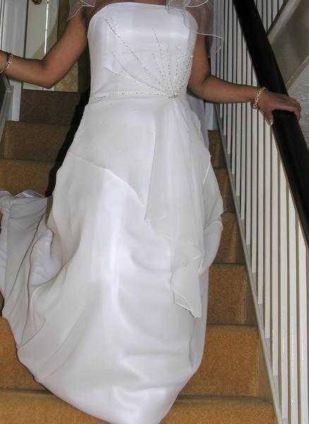 Beautiful wedding dress for sale. Baylia design, strapless