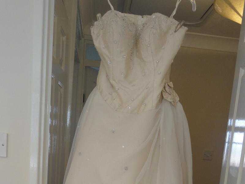 BEAUTIFUL WEDDING DRESS ( SIZE 12)  MORI  LEE BY MADELINE GARDNER