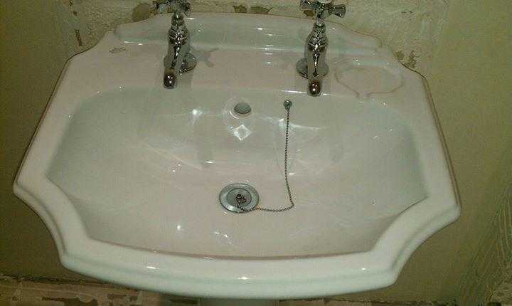 BEAUTIFUL WHITE TRADITIONAL WASH BASIN